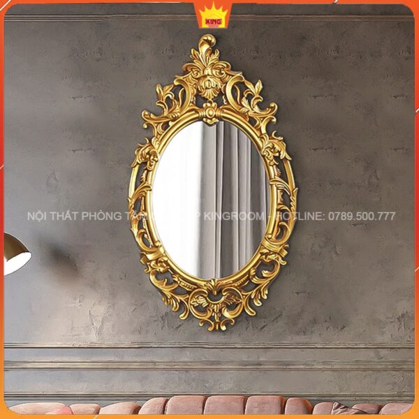 Gương Cổ Điển D101 với khung vàng cầu kỳ treo trên tường màu xám, phong cách sang trọng và cổ điển.