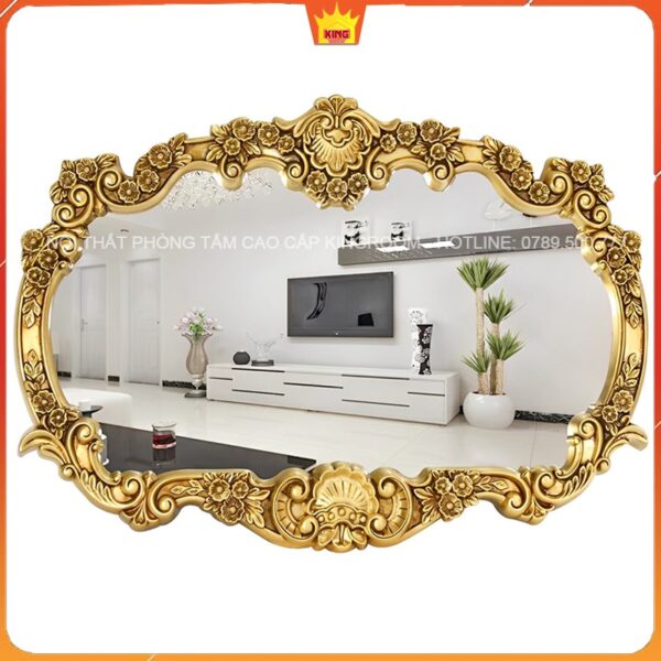 Gương cổ điển HS01 trong không gian phòng khách hiện đại, khung vàng cầu kỳ