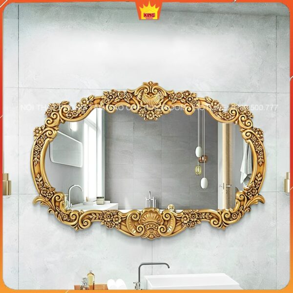 Gương cổ điển HS01 trên tường phòng tắm, nổi bật với thiết kế vàng rực và hoa văn tinh xảo