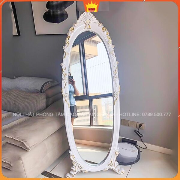 Gương Tân Cổ Điển màu trắng AS10 đặt trong phòng khách, phản chiếu hình ảnh không gian nội thất