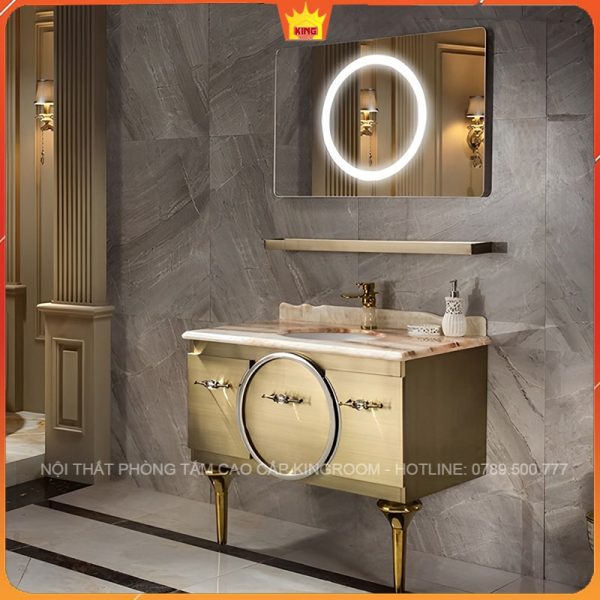 Tủ lavabo mạ vàng với thiết kế cổ điển, gương LED và mặt bàn đá cẩm thạch trong phòng tắm cao cấp.