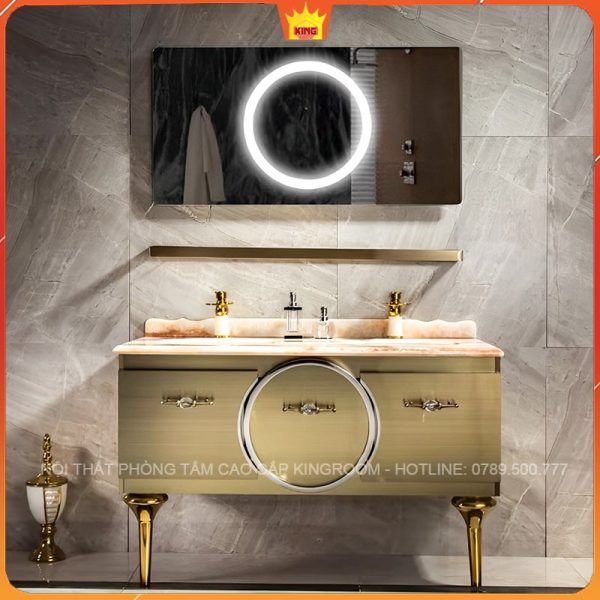 Phòng tắm sang trọng với tủ lavabo Inox 304 mạ vàng, gương tròn với đèn LED, và mặt đá cẩm thạch.