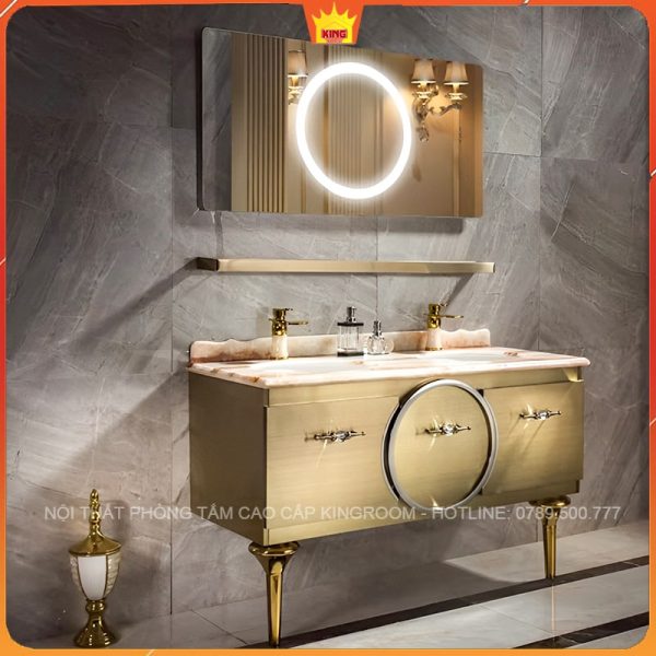 Phòng tắm cao cấp với tủ lavabo mạ vàng, khay để đồ tiện ích, và gương LED nổi bật.