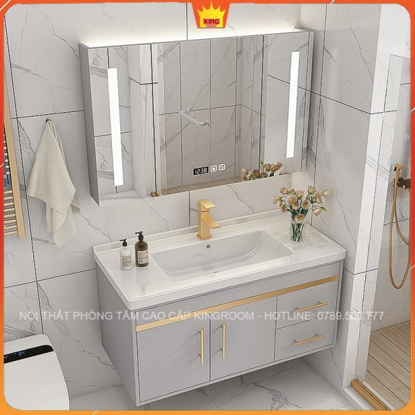 Phòng tắm hiện đại với tủ lavabo Inox 304 NA7, gương đèn LED thông minh, và vòi nước màu vàng, nâng tầm không gian sống