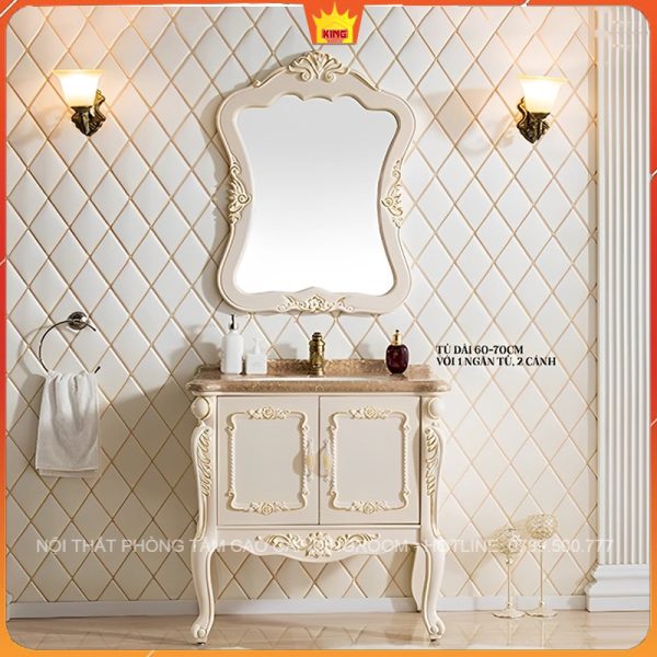 Phòng tắm cổ điển với tủ lavabo màu kem và gương viền hoa văn, tạo điểm nhấn sang trọng và thanh lịch