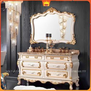Tủ Lavabo màu trắng viền vàng cao cấp với gương trang trí, trong không gian phòng tắm đậm chất thẩm mỹ