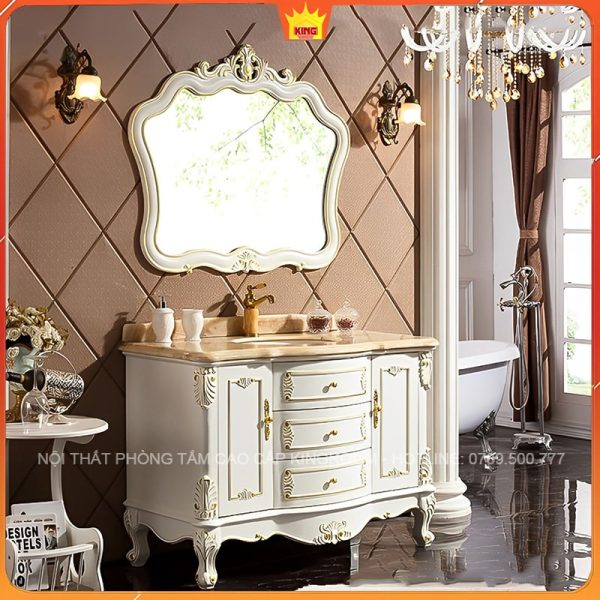 Tủ lavabo tân cổ điển gỗ sồi trắng, khung viền vàng, cạnh cửa sổ lớn và chandelier trong phòng tắm hiện đại.