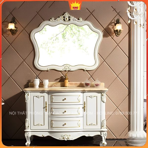 Tủ lavabo tân cổ điển gỗ sồi trắng với gương hình quả tim và chi tiết vàng, trong phòng tắm sang trọng.