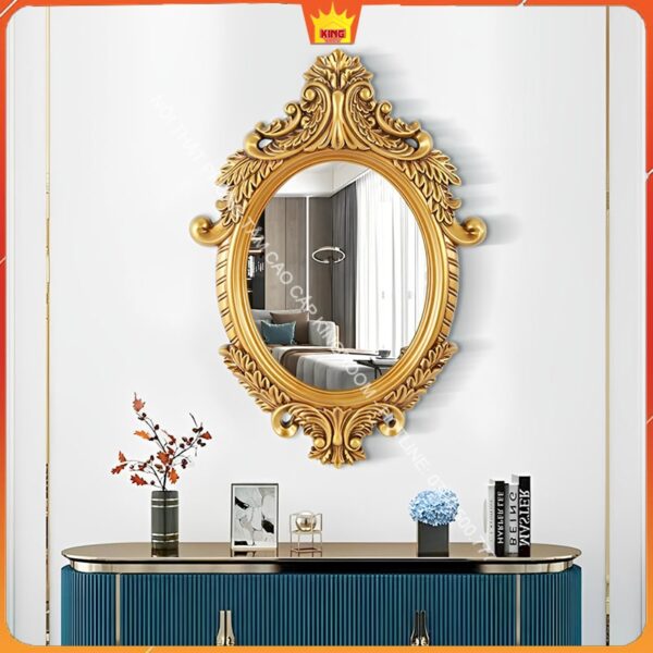 Gương vàng cổ điển trên tường phản chiếu không gian nội thất hiện đại, trên một chiếc bàn dài màu xanh đậm.