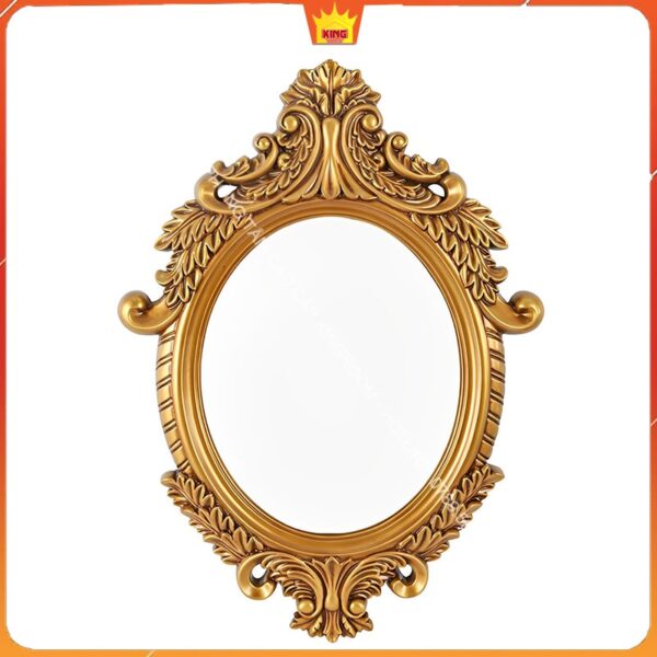 Gương vàng cổ điển với khung được chạm khắc tỉ mỉ, không phản chiếu bất kỳ hình ảnh nào.