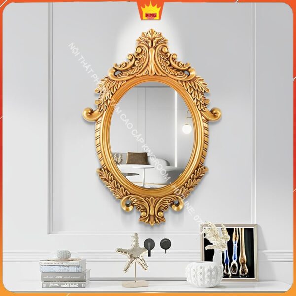 Gương vàng cổ điển trên tường phản chiếu không gian làm việc hiện đại, bên cạnh các phụ kiện trang trí.