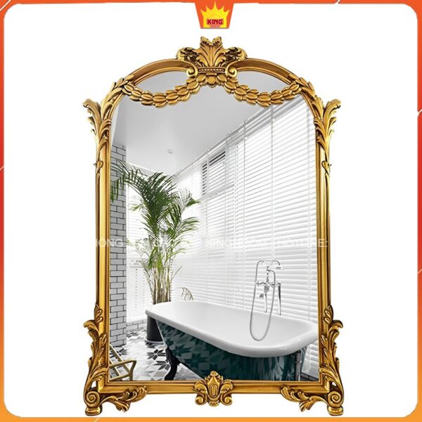 Gương cổ điển vàng khổ lớn phản chiếu phòng tắm trắng sang trọng với bồn tắm độc lập