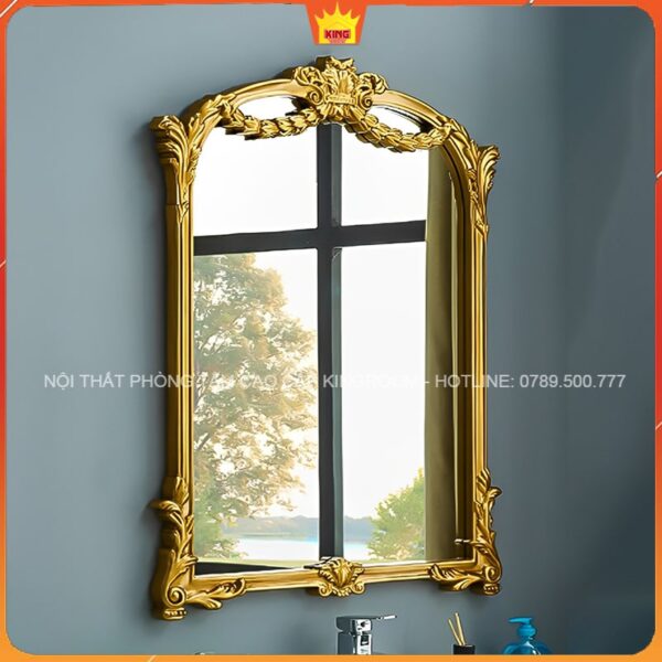 Gương cổ điển vàng treo tường trong phòng có cửa sổ, tạo không gian sang trọng và thoáng đãng