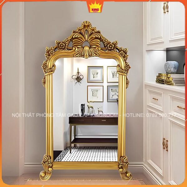Gương vàng cổ điển trong phòng trang trí cổ điển với nội thất trắng