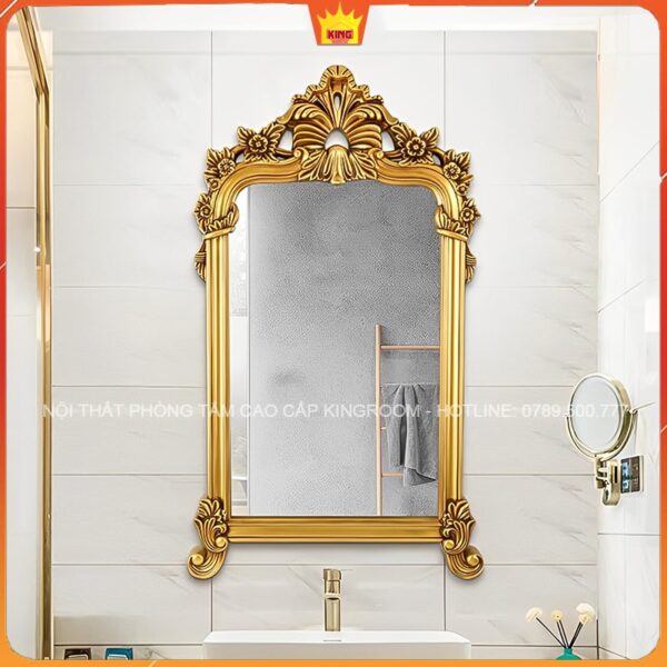 Gương vàng cổ điển trong phòng tắm với tường gạch trắng và phụ kiện sang trọng