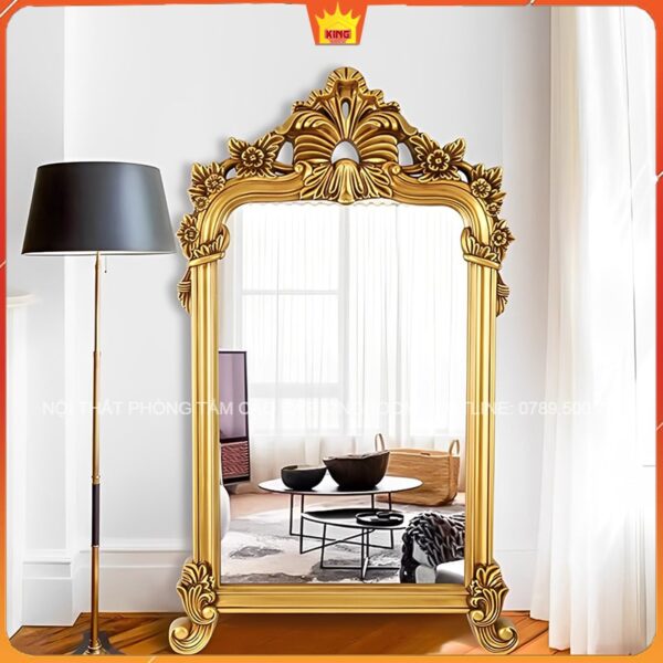 Gương vàng cổ điển trong phòng khách với rèm trắng và đèn trang trí