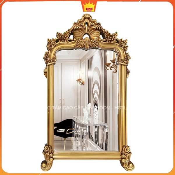Gương vàng cổ điển trong không gian sang trọng với tường và cửa trắng