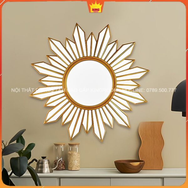 Gương trang trí mặt trời màu vàng treo trên tường màu cam, bên cạnh đồ trang trí hiện đại
