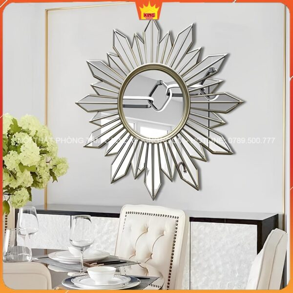 Gương mặt trời khung bạc lớn treo tường phòng ăn, bên cạnh bàn ăn trang trí lịch sự