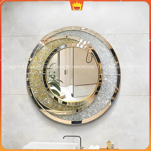 Gương tròn với khung kim cương giả treo trên tường phòng tắm