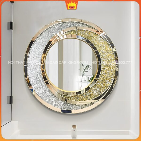 Gương tròn với khung kim loại bạc và vàng, treo trong phòng tắm hiện đại