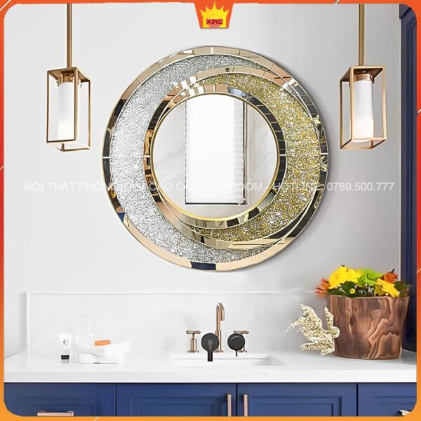 Gương treo tường với khung vàng và bạc, phù hợp cho không gian bếp hiện đại