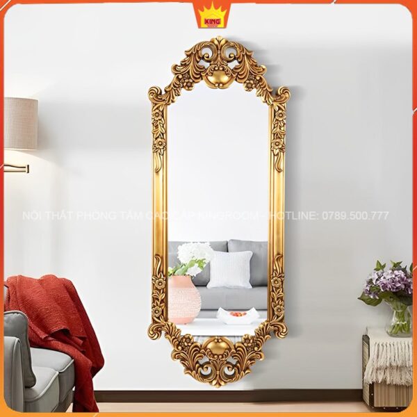 Gương toàn thân dáng dài khung vàng được treo trong không gian phòng khách sang trọng tinh tế