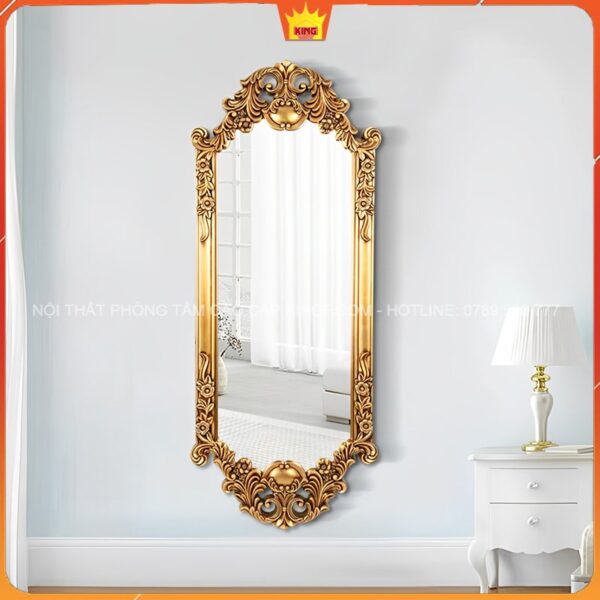 Gương khung vàng toàn thân treo tường trong phòng khách