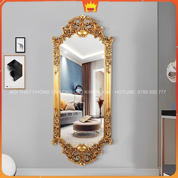 Gương dáng dài khung vàng hoa văn cổ điển treo trong phòng khách hiện đại