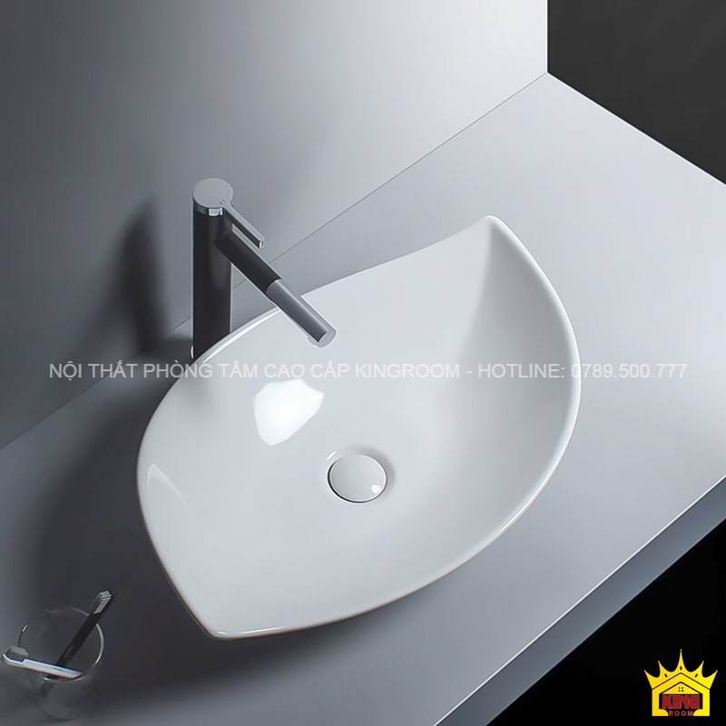Lavabo đặt bàn Aqua AM10 trên bàn phòng tắm, vòi nước màu đen hiện đại.