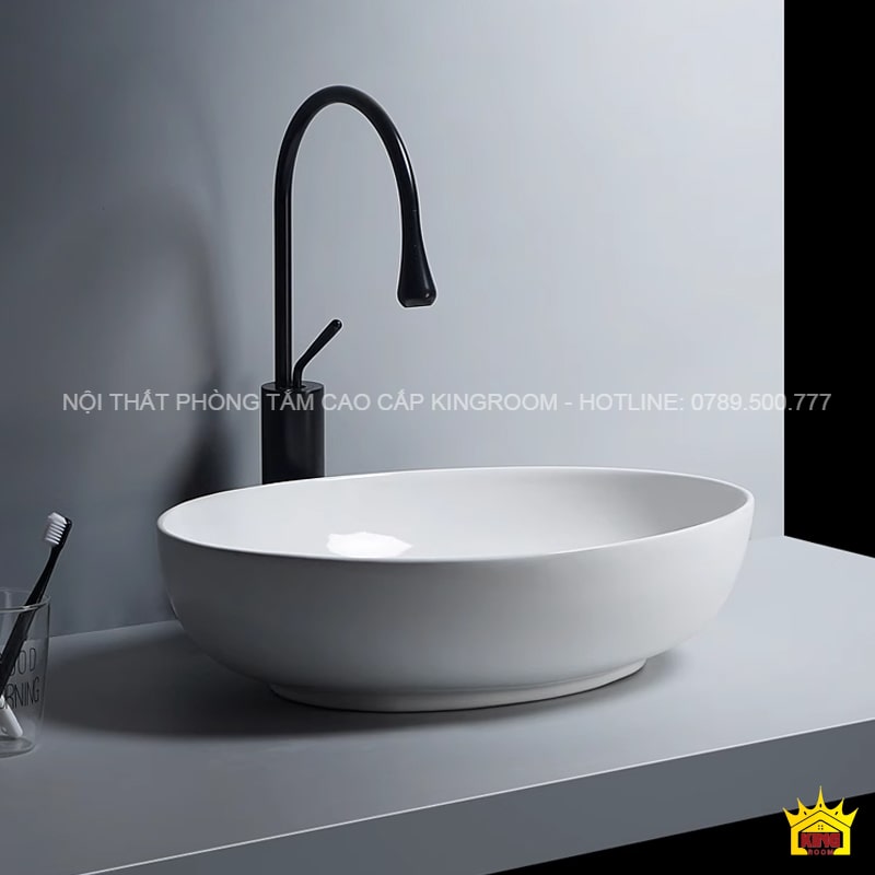 Lavabo đặt bàn hình bầu dục Aqua AS101 trên bàn phòng tắm với vòi nước đen.